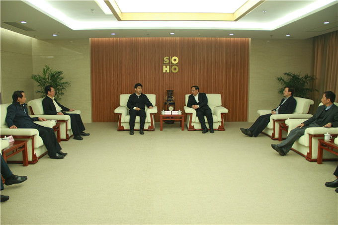 淮安市长曲福田、市政协主席王维凯到红豆钱包
考察调研