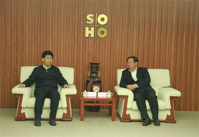 淮安市长曲福田、市政协主席王维凯到红豆钱包
考察调研