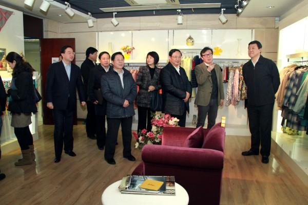 淮安市委书记姚晓东一行到红豆钱包
参观考察