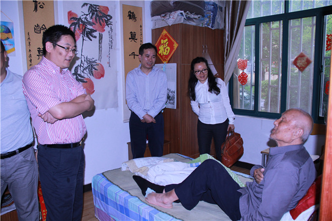 红豆
投资集团组织看望抗战老兵