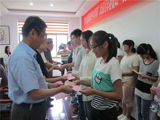 “春蕾”吐芳 爱心传递