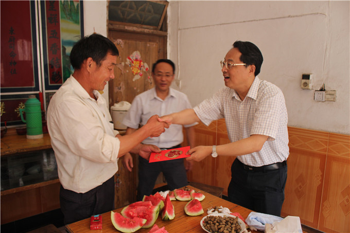 省国资委副主任王正宇赴红豆
蚕种公司开展“三解三促”活动