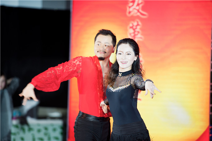 红豆钱包
举行年度表彰大会暨新春文艺汇演