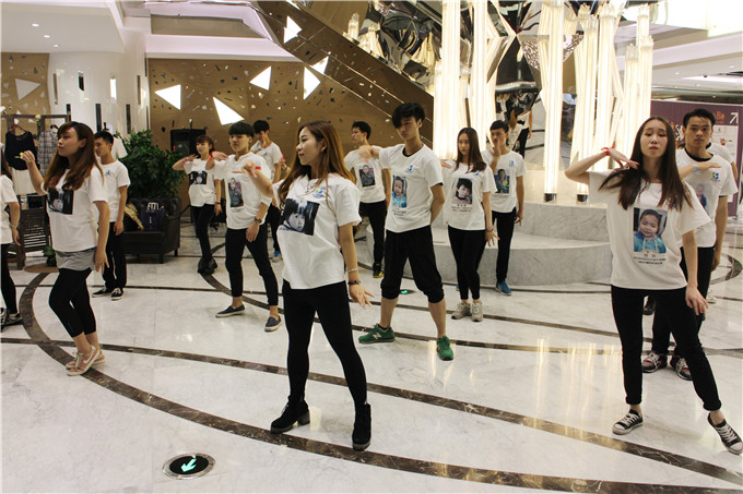 爱涛交响乐团举办5.25新百快闪,为走失儿童温情呼吁