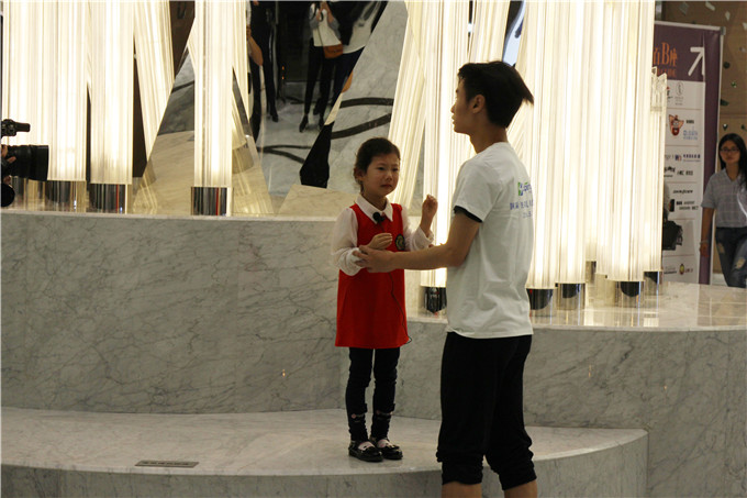 爱涛交响乐团举办5.25新百快闪,为走失儿童温情呼吁