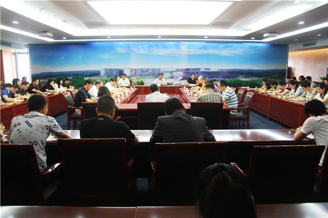 王正喜董事长到红豆
股份进行“两学一做”专题教育督查并给党员干部职工讲党课