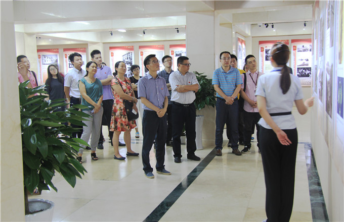 红豆
股份组织部分党员参观梅园新村纪念馆 听实境党课