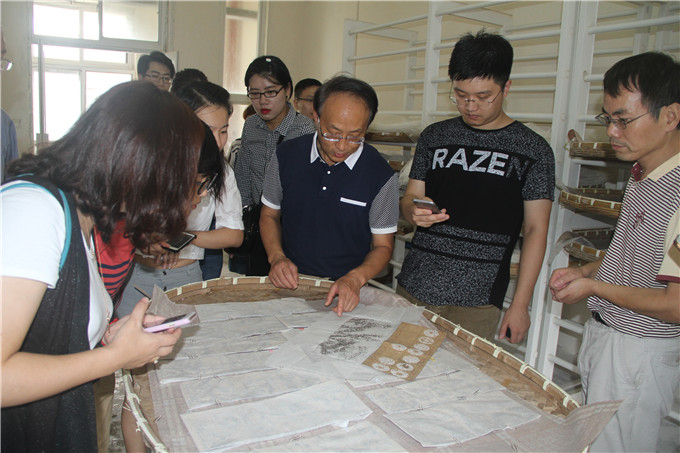 集团团委带领青年新员工走进红豆
蚕种基地