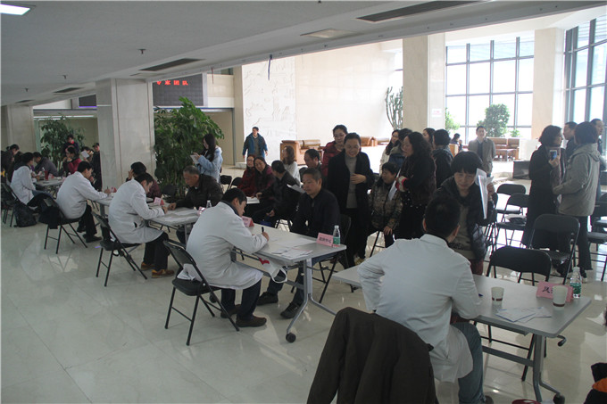 江苏省中医院专家团到红豆钱包
义诊