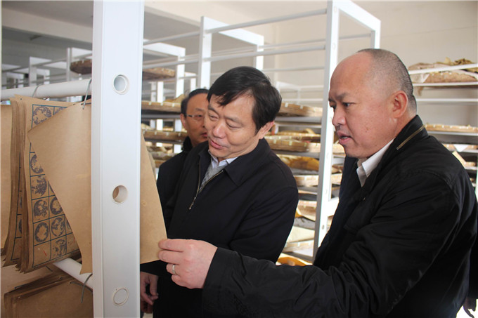 江苏省农委张坚勇副主任调研红豆
蚕种公司