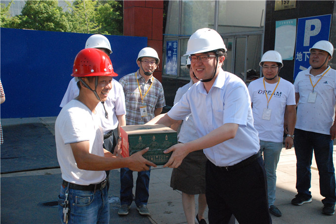 集团领导前往一线为职工“送清凉”