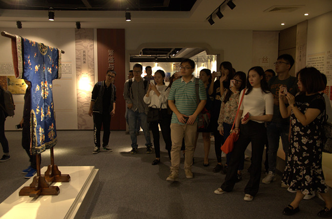 集团团委组织青年职工参观富安茧丝绸公司、海安红豆
制丝公司