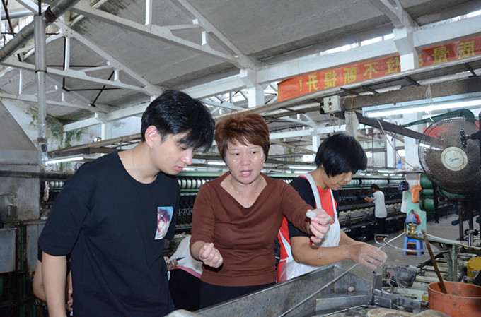 集团团委组织青年职工参观富安茧丝绸公司、海安红豆
制丝公司