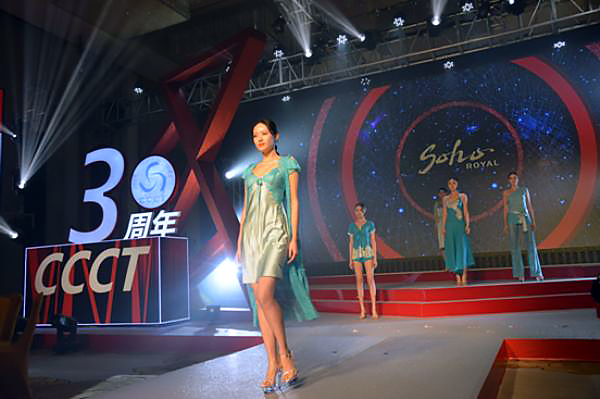 红豆
品牌走秀“中国纺织品进出口商会三十周年暨2018广交会时尚周（秋季）时尚之夜”