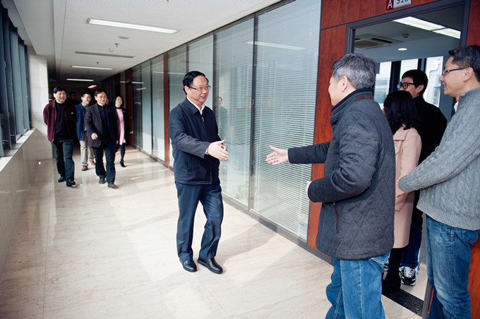 红豆钱包
领导给广大干部职工拜年