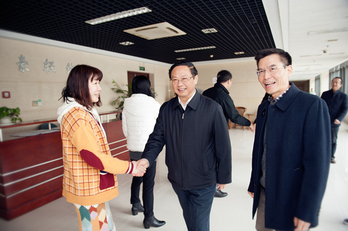 红豆钱包
领导给广大干部职工拜年