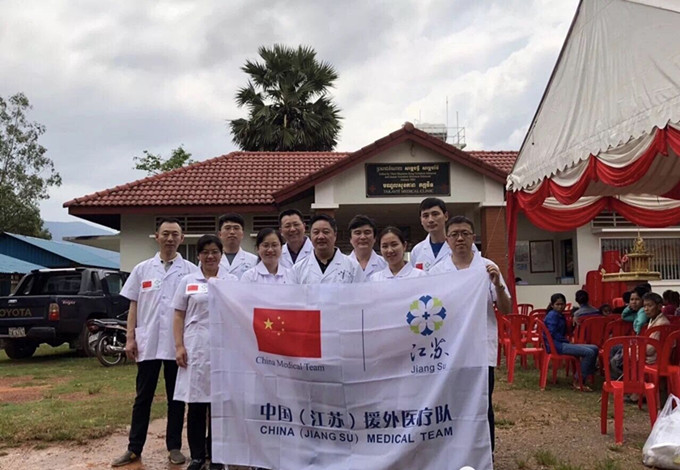 江苏省支援柬埔寨医疗队赴红豆
股份柬埔寨生产基地义诊