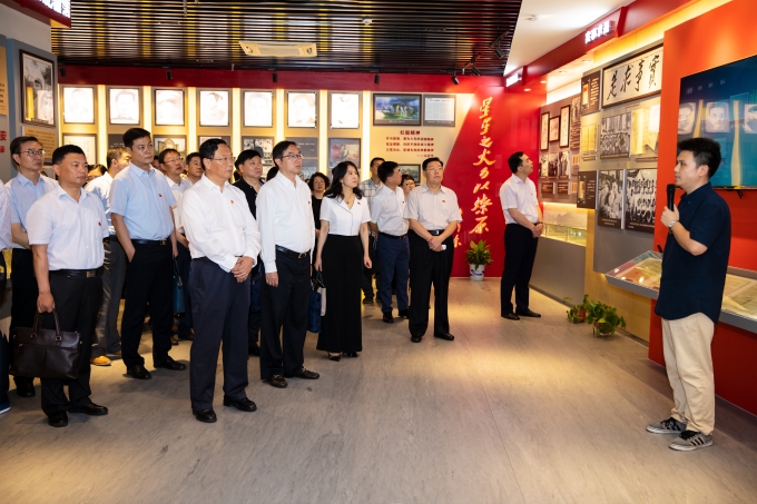 红豆钱包
开展庆祝建党98周年暨“四重四亮”主题党日活动