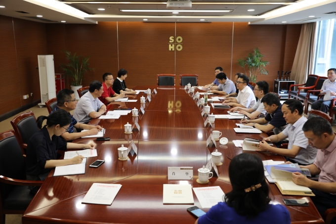 雨花台区区长张连春一行到红豆钱包
调研