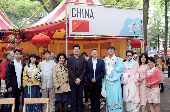 红豆钱包
旗下爱涛文化集团成功承办2019海牙国际使馆节中国展亭活动