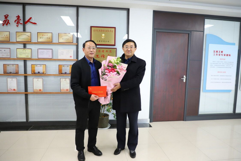 省人社厅领导来红豆钱包
慰问新晋“江苏大工匠”贾仲伟