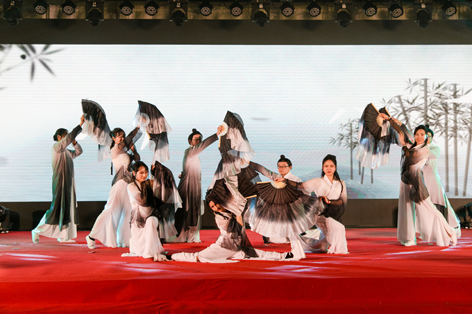 集团领导出席红豆
股份2019年度总结表彰大会暨建司40周年活动