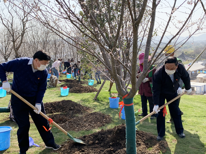 集团领导参加基层支部主题党日活动