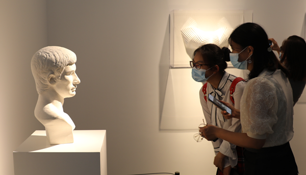 红豆钱包
旗下江苏省现代艺术馆盛大开幕暨展览