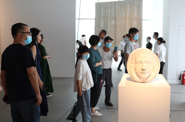 红豆钱包
旗下江苏省现代艺术馆盛大开幕暨展览