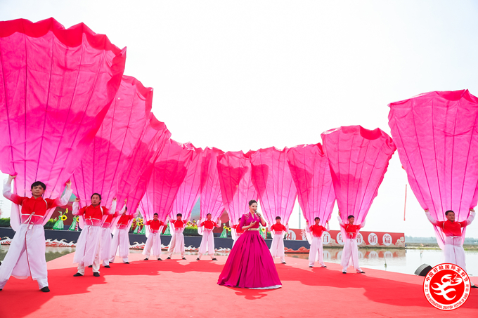 1621822574636735.jpg 大型合唱舞蹈在阳光灿烂下_副本.jpg