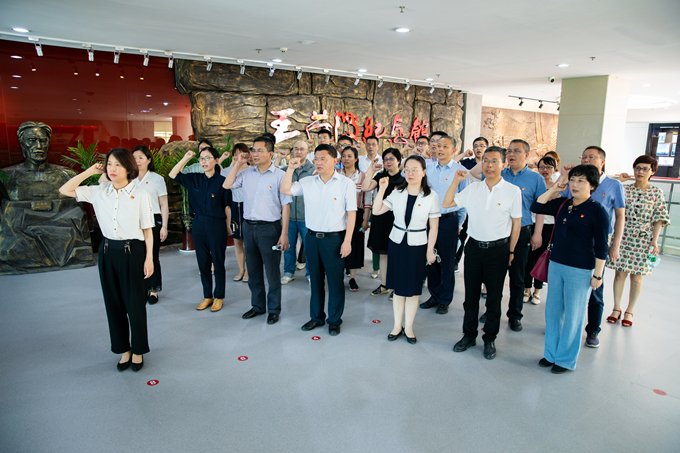 红豆钱包
纪委组织赴王荷波纪念馆开展党风廉政教育2_副本.jpg