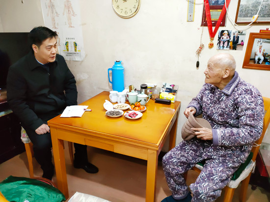 1643507718790089.jpg 02总裁慰问孙肇钰_副本.jpg