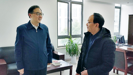 1643507731986524.jpg 03董事长慰问贾仲伟_副本.jpg