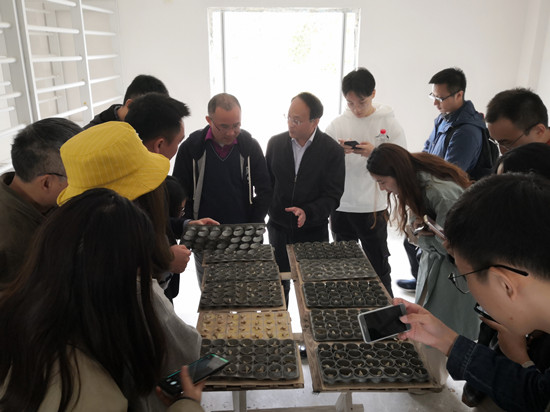 03蚕种繁育室-红豆
股份党委副书记参加活动_副本.jpg