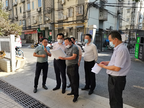 1661480730663757.jpg 集团领导四不两直到纺织大厦检查高温生产工作_副本.jpg