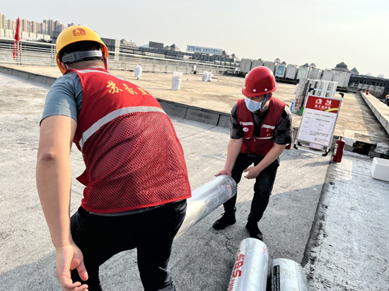 1661480749320647.jpg 红豆
资产运营集团红豆
置业公司党员蒋帅和王啸晨不畏酷暑,积极参与红豆
国际广场屋顶防水维修工程,抢抓工期,全力保障维修项目工程进度_副本.jpg