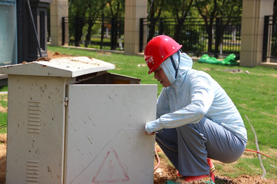 1661480771224265.jpg 红豆
资产运营集团爱涛置地公司溧水项目部经理陈飞在炎炎烈日下对天禧明庭二期施工现场配电箱进行安全检查,确保施工现场一线夏季用电安全_副本.jpg