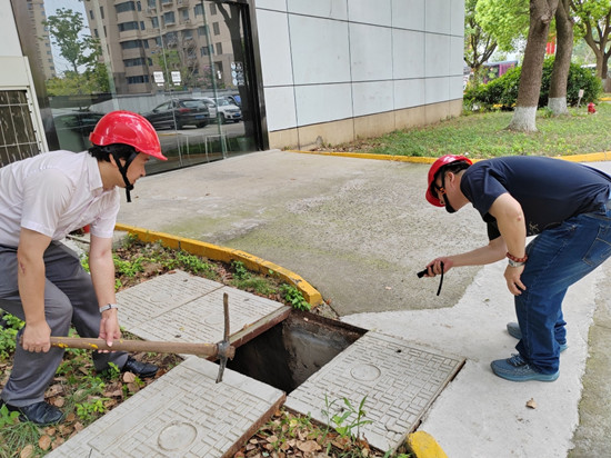 1661480785727685.jpg 红豆
资产运营集团苏州红豆
公司运营管理部李永明和工程部黄晓明头顶烈日4个多小时,抢修因持续高温造成的水管接头断裂,第一时间恢复园区供水_副本.jpg