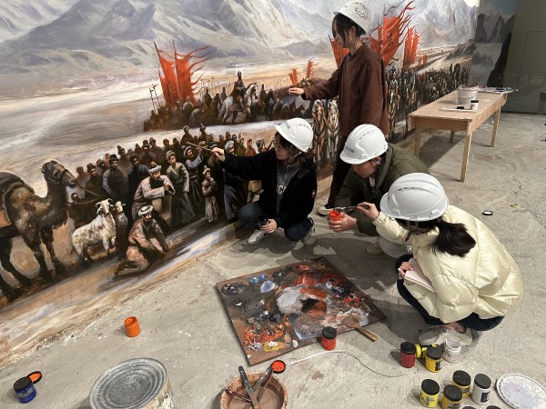 1678863483554645.jpg 2.在文化产业公司承接的新疆克州博物馆项目现场上,青年们发扬工匠精神,精益求精,反复打磨调试布展细节,全力参与大型布展作品创作。_副本.jpg