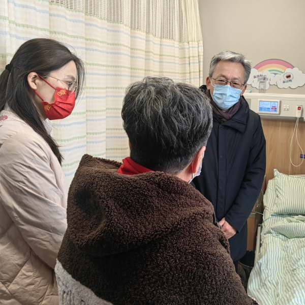 1707183611880085.jpg 陈述总裁走访慰问离休老干部_副本.jpg