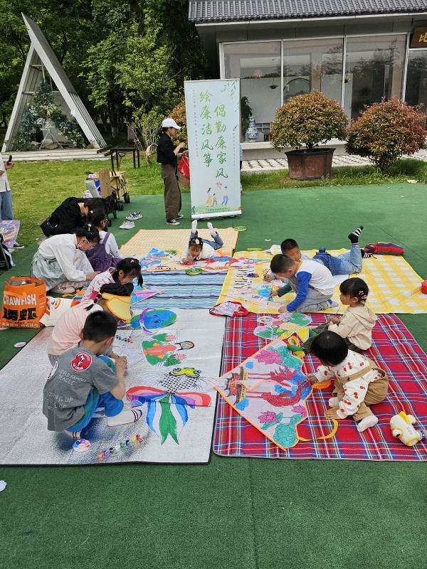 1715054141330261.jpg 6舜天股份的小朋友们席地而坐,以“童心”绘廉洁_副本.jpg